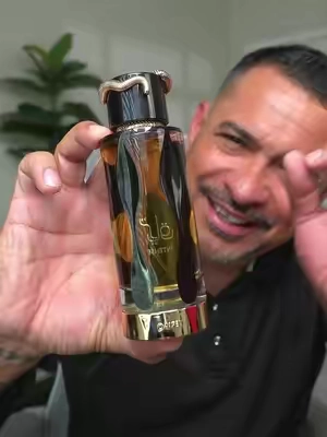 Lattafa Teriaq Intense es un perfume unisex con perfil cálido, especiado y elegante. Abre con azafrán y bergamota, evoluciona con ciruela tipo licor y canela, y seca con ámbar, tonka bean y benjuí. Ideal para quienes buscan una fragancia con presencia para salidas, noche y clima fresco. #LattafaTeriaqIntense #PerfumeUnisex #PerfumeArabe #FraganciasTikTokShop #PerfumeDeNoche