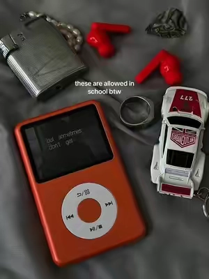 i’ve always wanted an MP3 Player 👾🎵⭐️💥 no ads, no fees.. just music! Supports bluetooth, usbc + og headphones! Plays music, audio books, videos & it even has a radio option! #sohochic #mp3 #mp3player #retro 