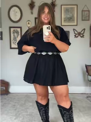 The cutest little waist cinching mini dress. Then add a little concho belt and some cowgirl boots and 🤌🏻💕 #curvyfashion #littleblackdress #minidress #concertoutfit #plussizeootd 