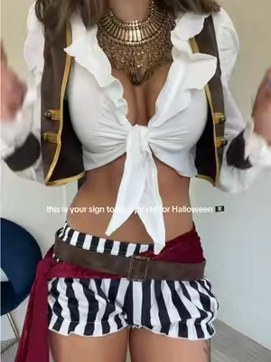 don’t sleep on the pirate costumes! 🏴‍☠️ #costumeideas #halloweencostume #piratecostume 