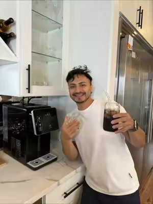 Esta maquinita que hace hielo y tira agua fría está perfecta para refrescar yo la ame 