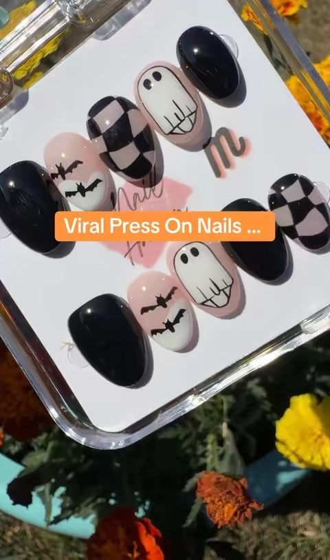 The quality on these nails is impressive @Nail Haven #pressonnails #holidaynails #halloweennails #manicure #nailhaven 