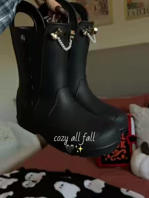 Don’t miss these 🖤 #cozyvibes #crocs #rainboots @Crocs 