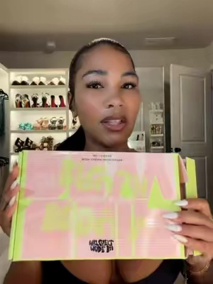 Glowing 💫💫💫 @🇬🇧MADEBYMITCHELL🇬🇧 #bodyglow #uppereastsidw #tiktokcreatorpicks #bodycream #bodyhighlighter 