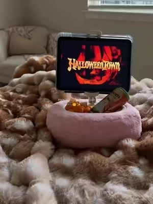 movie night upgrade ☁️✨🎃🦇#ipadholder #ipadaccessories #movienight #movienightessentials 
