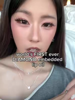 The packaging omg! @glow US official #glow #diamondtintedlipoil #kbeauty #liptint #lipoil 