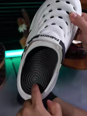Comfortable slippers for men, there are two ways to wear it,which are versatile and fashionable #slippers #comfortable #tiktokshop #DealsForYouDays#SummerWins