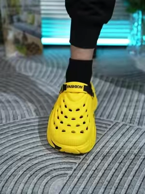 Comfortable slippers for men, there are two ways to wear it,which are versatile and fashionable #slippers #comfortable #tiktokshop #fashion#SummerVibes 