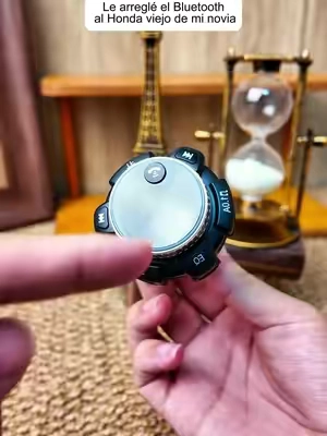Mi Honda Civic antiguo no se rompe con nada y ahora con este pequeño transmisor Bluetooth puedo escuchar todo mi Spotify con sonido impecable sin cambiar la radio de fábrica #autos #coches #honda #accesoriosparaauto #carlifestyle
