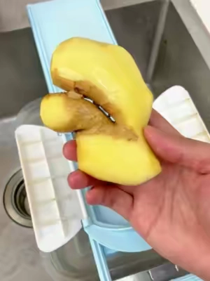 If you chop veggies you NEED this in your life. Safe, fast and nothing goes to waste.#CoolKitchenTools #kitchenessentials #YouNeedThis #HouseholdEssentials #QuickMeals