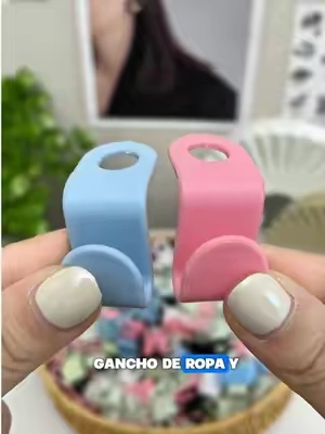 Unpequeñoganchoconectorparaperchas:locolocasenlaperchaypuedesunirlasunaporunaparaorganizarlasyahorrarespacio. #hogar#organización#productosútiles#ahorrodeespacio#TikTokshopbacktoschool 