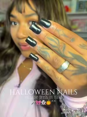 Black nails are sooooo pretty