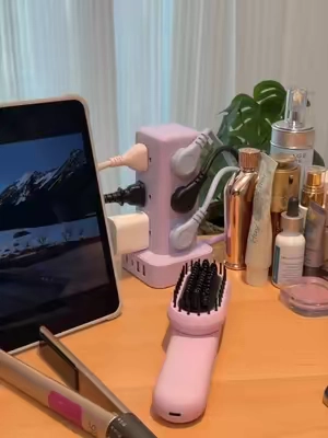 💜🩷Every girl needs this little charging station on her vanity. It’s so convenient and easily my absolute favorite thing on my setup. ⚡️#chargingstation #tiktokbacktoschool #desksetup #vanity #powerstrip 