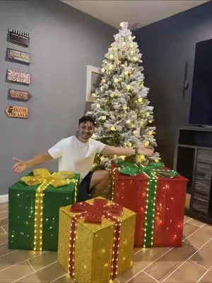 Está decoración para navidad está hermosa son tres regalos vienen con luz perfectas para decorar la entrada de tu casa 