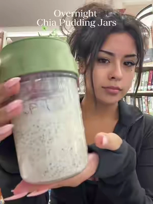 Overnight chia containers with a built-in spoon and a separate fruit compartment.🍓 #chiapudding #overnightoats #jars #TikTokshopbacktoschool #mealprepideas 