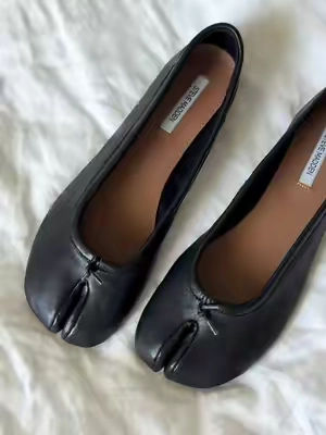 Steve Madden really nailed these 😭 the little split-toe detail, the bow, the REAL leather… they make even the most basic jeans + tee look so put together. definitely one of those shoes I’ll wear with everything this fall 🖤 #S#SteveMaddenB#BalletFlatsF#FallShoesF#FallFashionTikTokShopFinds
