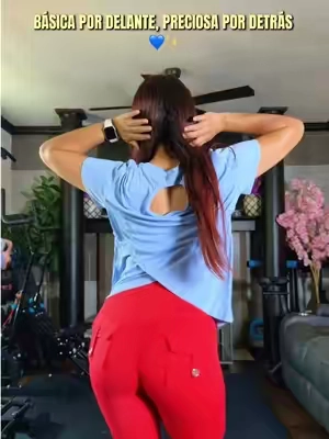 Súper fresca, suavecita y cómoda, pero el diseño de la espalda fue lo que terminó de enamorarme. 🩵✨  #shirts #outfitideas #fashiontiktok #gymoutfit #creatorsearchinsights 