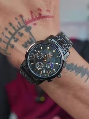 El reloj OLEVS para hombre es una muy buena opción si buscas un reloj elegante con look de lujo para uso diario. Tiene diseño negro con dorado, cronógrafo, fechador, detalles luminosos, correa de acero inoxidable, cristal resistente a rayones y resistencia al agua para el día a día. Se ve bien con outfits casuales, de vestir o para salir, y tiene ese estilo masculino que hace que el reloj resalte en la muñeca. #RelojOlevs #RelojesParaHombre #WatchesForMan #RelojElegante #AccesoriosHombre 
