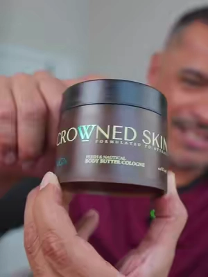 Colonia y crema corporal 2 en 1 con notas de bergamota y pimienta rosa que dan frescura, mientras el fondo de cuero y agua salada de mar aporta profundidad. Hidrata con karité y mango dejando la piel suave sin sensación grasosa. #cremacorporal #coloniahombre #cuidadopielhombre #fraganciafresca #tiktokshop 