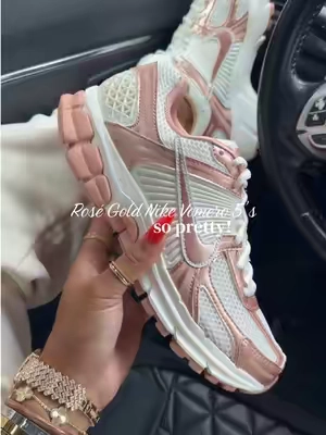 Rosé on the feet!🎀 So girlie & comfy too! I’m obsessed 🤩 #nikevomero5 #nikesneakers #rosegold #sneakers #girlysneakers  