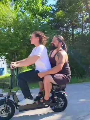 This long-range adult scooter is perfect for your daily commutes. Whether you're heading to school, work, or just taking a leisurely stroll around the neighborhood, it's a great option. #scooter #adultscooter #commute #longrange #transportation