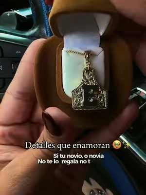 E ✨🤎🍂viene disponible en todas las iniciales incluyendo el sombrerito @KissYan Jewelry KissYanOfficial #cadenitaconinicial #initialnecklace #regalitosespeciales #westernjewelry #tiktokshopblacktriday