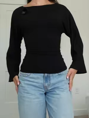 And the bell sleeves!! I’m OBSESSED!! This is gonna be such a staple for fall!🖤🍂 #wraptop #wardrobeessential #cicybell #falltops #falloutfitinspo 