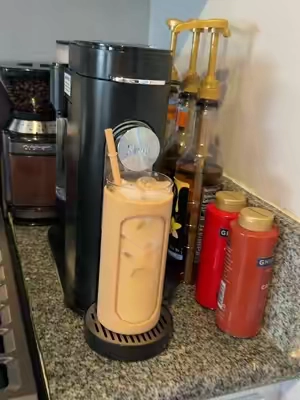 Café de cafetería sin salir de casa, caliente o sobre hielo, usando cápsulas o café molido. #CafeteraNinja #CafeEnCasa #CocinaModerna #AmantesDelCafe #TikTokShopCreatorPicks