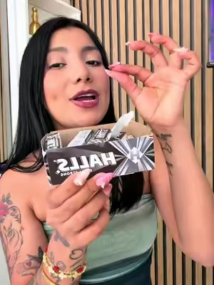 🖤❄️ ¡Para los que aman la menta EXTRA fuerte! 😮‍💨🔥 Estos Halls negros tienen ese sabor intenso y refrescante que no pasa desapercibido. 🍬✨ Y lo mejor: viene un paquete completo para que no te quedes sin los tuyos. #HallsBlack #Halls #DulcesMexicanos #TikTokShopFinds #TikTokShop@All Home Goods USA 