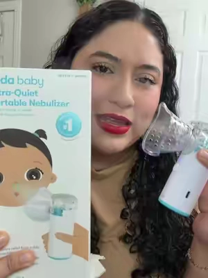 Respira con mayor tranquilidad en esos días en los que el clima cambia. Este nebulizador portátil es ideal para usar con solución salina, gracias a su diseño silencioso, recargable y fácil de llevar a cualquier parte. #NebulizadorPortátil #SoluciónSalina #CuidadoInfantil #EsencialesParaBebés #TikTokShopCreatorPicks