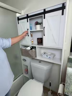 Si sientes que en tu baño nunca hay suficiente espacio para guardar todo, este mueble te puede salvar muchísimo 🤍✨ Aprovecha el espacio sobre el inodoro y tienes puertas, repisas y compartimentos para mantener productos de baño, papel y otras cosas organizadas y fuera de la vista. Perfecto para baños pequeños donde cada espacio cuenta!#bathroomorganization #bathroomstorage #homeorganization #TikTokshopbacktoschool #TikTokShopSummerSale 