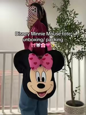 The perfect Disney theme park bag 😍🎀 Fits all the essentials! ✨ #disneystore #minniemouse #totebag #disneybag #TikTokshopbacktoschool 
