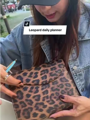 Your whole day planned! but make it leopard 🐆🤎 This gorgeous daily planner has refillable pages, spots for your personal cards, and even a place to keep your pen. Stylish, organized, and made to go everywhere with you. ✨📓🖊️ #DailyPlanner #LeopardPrint #PlannerTok #tiktokshopcreatorpicks #backtoschool  @DAILY RITMO 