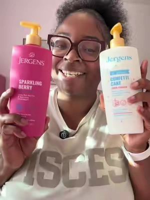 The berry + cake combo did not come to play 😭🩷 #jergens #jergenssheafusion #sparklingberry #scentedlotion #bodylotion 
