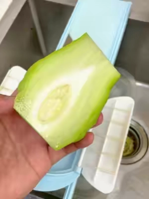 This slicer easily cuts all kinds of vegetables into thin, even strips, labor-saving and easy to use. #KitchenHacks #kitchengadgetsonline #tiktokshop #DealsForYouDays #fyp
