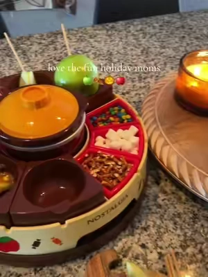 these are the childhood memory makers 🎃🍏🍂  #caramelapples #fallactivities #hostesswiththemostess #familyactivities #fallfun 