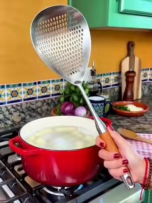 Este colador grande de acero inoxidable es muy duradero. Su mango de madera se siente muy cómodo al agarrarlo. Es perfecto para freír alimentos, sacar pastas y escaldar verduras.  #fyp#tiktokshopmemorialday#DealsForYouDays#TikTokshopbacktoschool#SohoChic