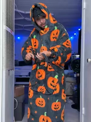 Ya viene Halloween! #wearableblanket #blanket 