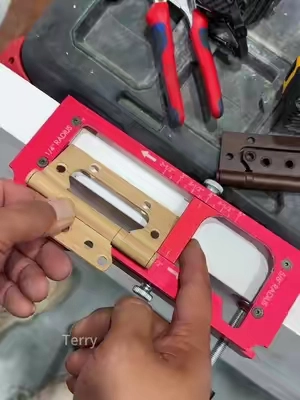 A single template can accommodate square-corner, rounded-corner, and various-sized hinges.#TikTokshop #woodworking #woodworkingtools#carpentry#diytools