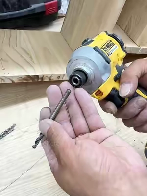 Un adaptador permite que los destornilladores de impacto también puedan sujetar brocas convencionales.#tiktokshop #powertools #toolhack #woodworking #diytools 
