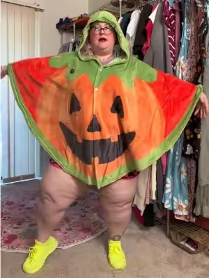 This is so cute!! I’m tempted to go back for another pattern!! 🎃👻 #plussizehalloween #halloweencostume #halloweenfashion #fleece #wrap 