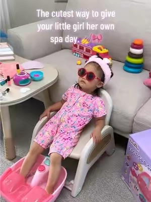 The cutest spa gift for little girls. 🎁🎀 #spa #homespa #babyspa #kidstoys #giftforkids #screenfreeplay #kidsactivities #girlmom #girlsparty #pretendplay #toddlertoy #toddlersoftiktok  #kidsparty #fyp 