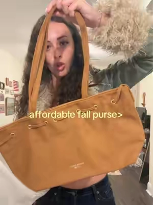 It’ll definitely hold a lot too #fallaesthetic #fallpurse #pursetok #handbag #fashiontiktok 