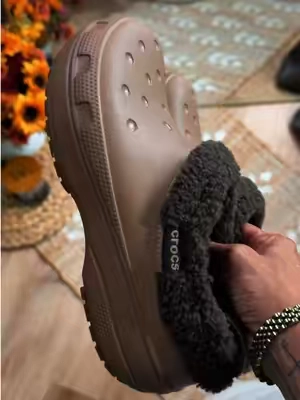 @Crocs just restocked the Crocs Shorty Lined Clogs and babyyyyy these right here were the crocs ankle boots that would stay on my feet!  #crocs #crocsboots #crocsshorty #clogs 