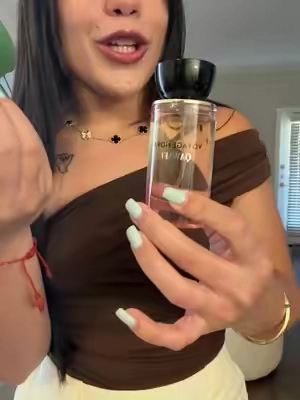 Un perfume que huele a mujer empoderada #voyage #nova #rosey 