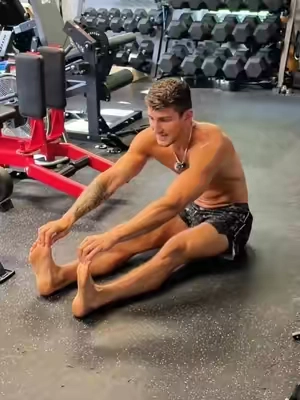 Why put on shoes when your gym mats are extra cushioned 😏