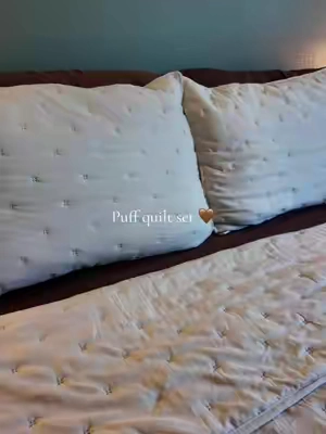 I love how soft this quilt is! 🤎 It’s not too thin, but it’s also not so thick that you’re sweating underneath it. It’s the perfect in between just the right amount of cozy!