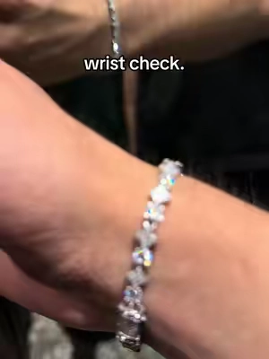 dancing💎 #fyp #bracelet #fashiontiktok #jewelrytiktok #icedout 