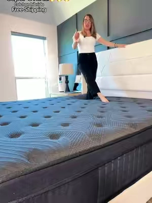 Para mí un buen colchón tiene que dar soporte sin sentirse como una tabla. 🛏️ Este colchón híbrido combina memory foam con resortes embolsados individualmente, buscando ese balance entre comodidad, soporte y menos transferencia de movimiento cuando duermes acompañado. Además, es fiberglass free, está disponible en 10, 12 y 14 pulgadas y puedes encontrar tamaños desde Twin hasta King. Una opción súper completa si tu colchón actual ya se hunde, estás preparando una habitación nueva o simplemente quieres pasar de un colchón tradicional a la combinación de foam + resortes. #mattressinabox #colchon #colchones #tiktokshopcreatorpicks #TikTokshopbacktoschool . . . . . . . . . . . . . 10"12"14" Twin Full Queen King Size Mattress in a Box Hybrid Spring Memory Foam, Medium Firm Ergonomic Mattress colchón para dolor de espalda, colchón que no se hunda, colchón firme pero cómodo, soporte para dormir de lado, colchón para personas pesadas, colchón para parejas que se mueven mucho, cómo elegir firmeza de colchón, reemplazar colchón viejo, colchón sin fibra de vidrio, colchón para cuarto principal, colchón para mandar a Cuba, best mattress for back support, mattress that doesn’t sag, firm but comfortable mattress, mattress for side sleepers, motion isolation for couples, fiberglass free mattress, hybrid mattress for heavy sleepers