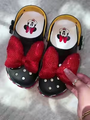 the cutie puffy sparkly Minnie Mouse bow ❤️🤌🏼✨ #crocs 